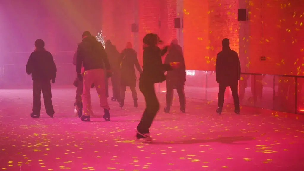 Eine Gruppe auf der Indoor-Eisbahn im Winterquartier.