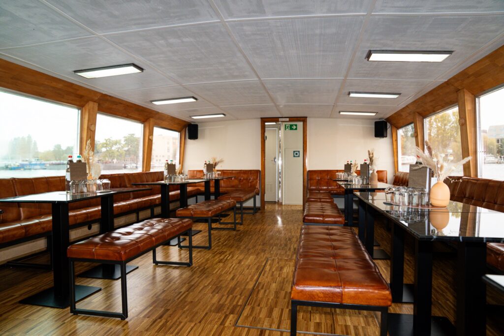 Eventschiff 2 Berlin: Unterdeck mit Stabparkett, Ledercouches und Marmortischen