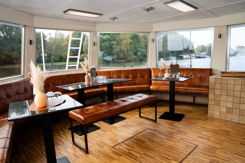 Eventschiff 2: Panorama-Salon vorne mit Rundumblick aufs Wasser