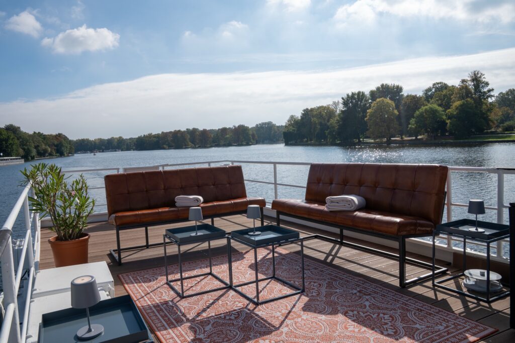 Eventschiff 2: Rooftop-Lounge mit cognacfarbenen Ledersofas auf der Spree