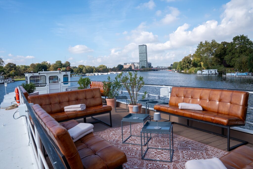 Eventschiff 2: Dachterrasse mit Ledersofas und Blick auf die Treptowers
