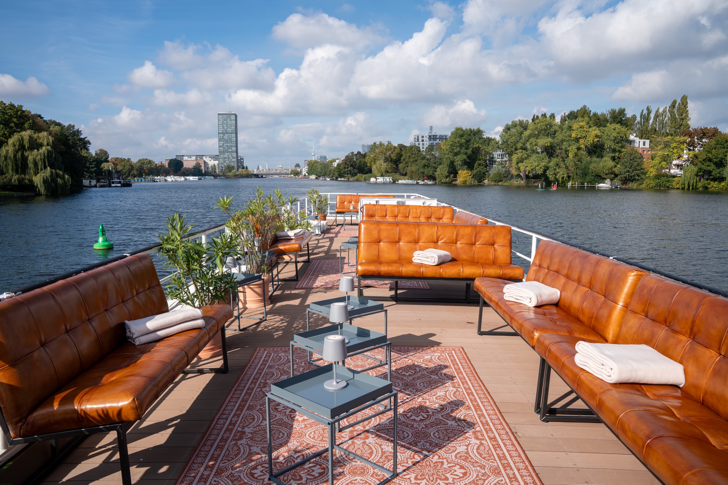 Eventschiff 2: Lounge-Terrasse auf der Spree mit Skyline